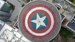Convierten la gran cúpula del MIT en el escudo del <i>Capitán América</i> como homenaje a <i>Avengers: Endgame</i>